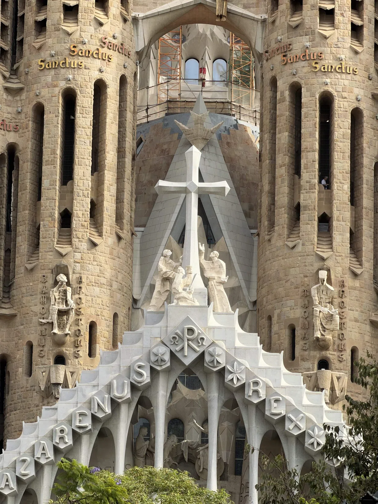 The carved architectural canopy · 11:28
