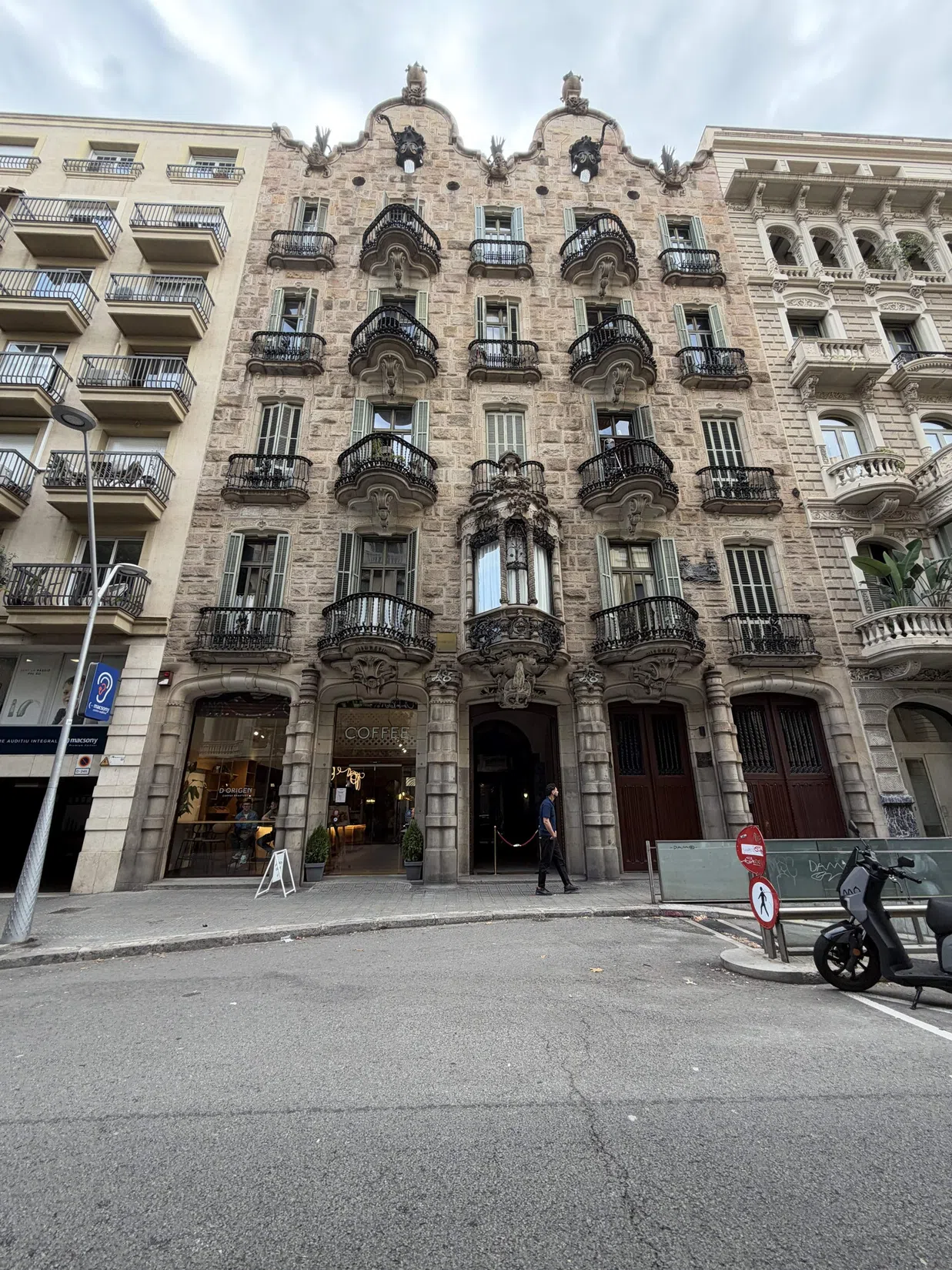 A richly sculpted façade photographed at the beginning of the tour   |   11:11